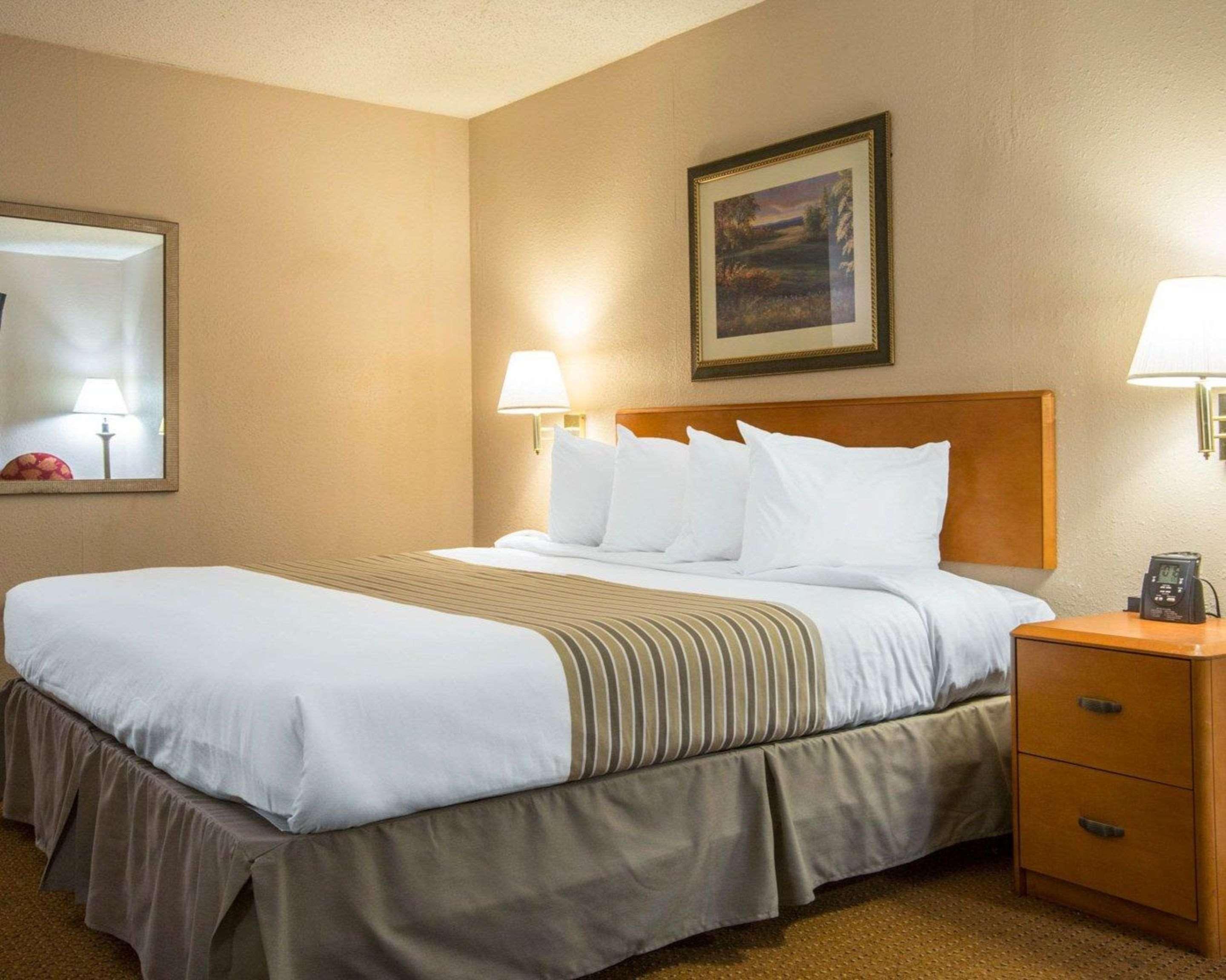 Econo Lodge Inn & Suites At Fort Moore Columbus Luaran gambar